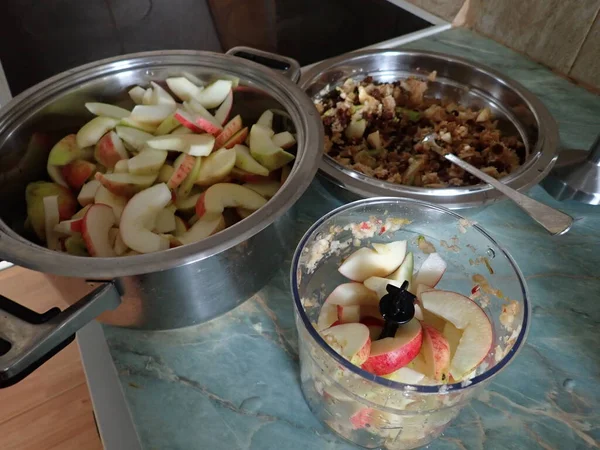 Cocinar Cortar Manzanas Frescas Cocina — Foto de Stock