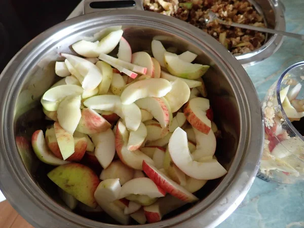 キッチンで新鮮なリンゴを調理したり切ったり — ストック写真