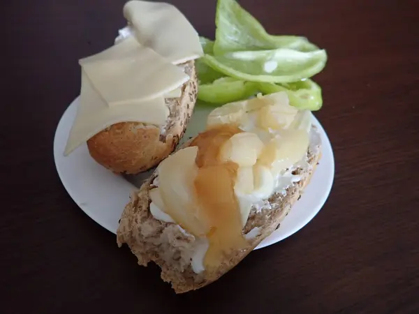 Tabakta Servis Edilen Taze Ekmek Peynir Tabağı — Stok fotoğraf