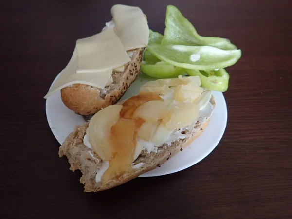 Frisches Brot Und Käse Auf Einem Teller Serviert — Stockfoto