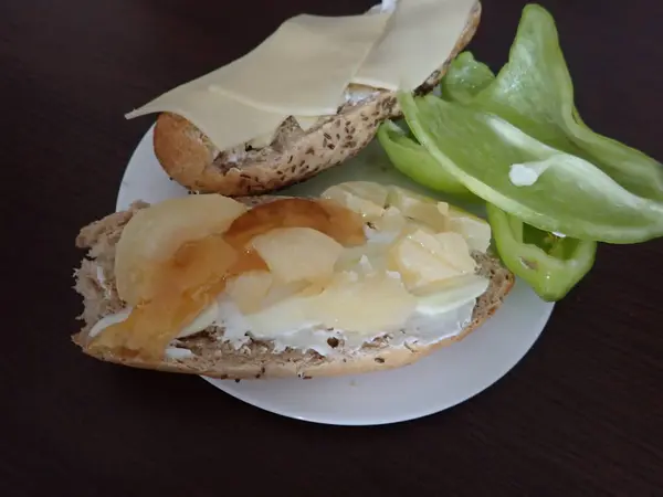 Frisches Brot Und Käse Auf Einem Teller Serviert — Stockfoto