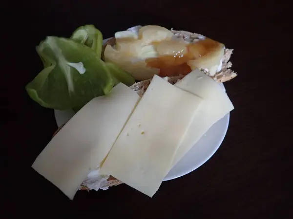 新鮮なパンとチーズベースのスナックが皿に盛り付けられ — ストック写真