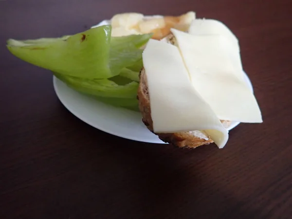 Frisches Brot Und Käse Auf Einem Teller Serviert — Stockfoto