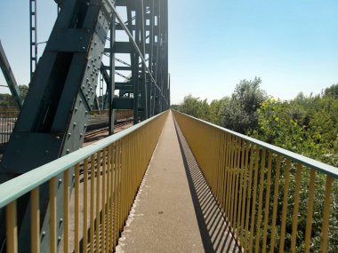 Bir yol köprüsünün çelik yapısı