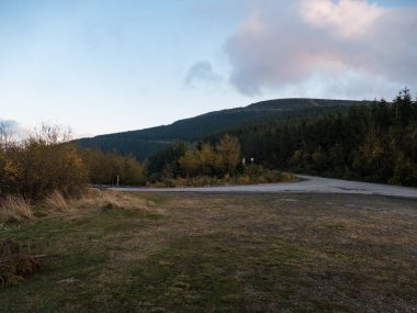 Güneşli bir sonbahar gününde Jeseniky dağlarını kontrol et.