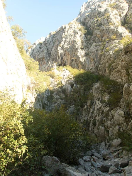クロアチアのベレビット山脈にある有名な自然公園パクレニカ峡谷は — ストック写真