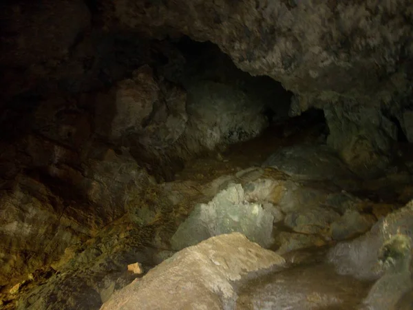 クロアチアのマラ パクレニカ峡谷にある石灰岩の洞窟です — ストック写真