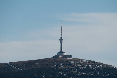 Jeseniky inczechia 'daki distatn dağından görülen yüksek anten kulesi.