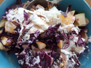 Bir kasede taze kırmızı lahana salatası.