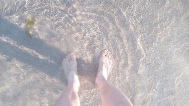 Soğuk baltık deniz suyunda yürüyen kadınların bacakları...
