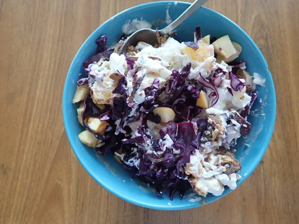 Fresh Healthy Red Cabbage Salad Bowl — Stock Photo, Image