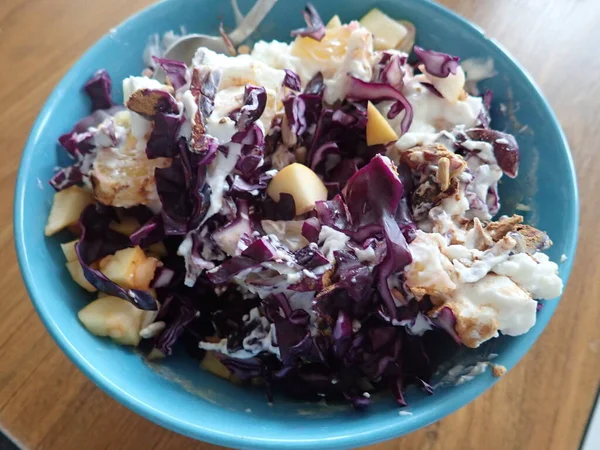 Bir Kasede Taze Kırmızı Lahana Salatası — Stok fotoğraf