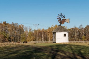 Jindrichovice kapsülündeki eski Çelik yel değirmeni.