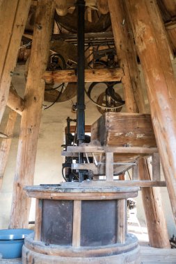 Eski ahşap bir yel değirmeninin rotor detayı