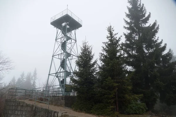 Uma Torre Vigia Estrutura Aço Neblina Grossa — Fotografia de Stock