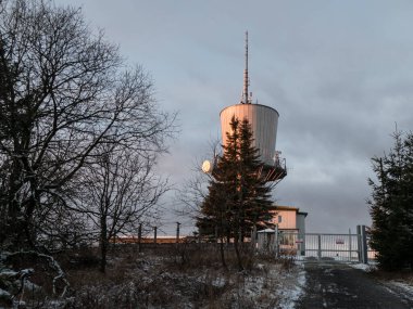 Batı Bohemya 'daki Dylen Hill' de büyük bir anten radar kulesi.