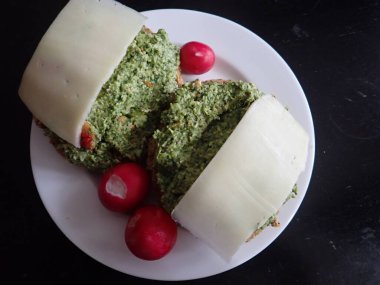 Ekmek ve pesto sandviçi. Peynirli ve turplu.