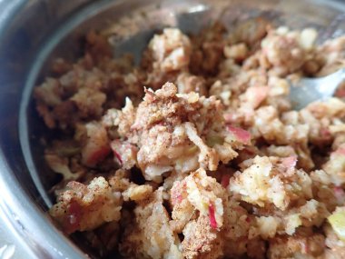 Mutfakta ev yapımı elmalı turta hazırlıyorum.