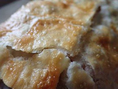 Mutfakta ev yapımı elmalı turta hazırlıyorum.