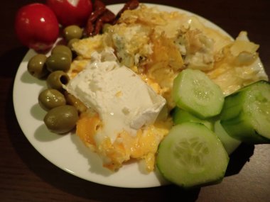 Keto menüsü, peynirli ve sebzeli omlet.