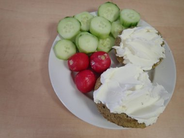 Krem peynirli ekmek ve sebze atıştırmalığı.