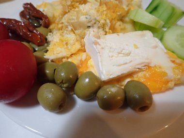 Keto menüsü, peynirli ve sebzeli omlet.