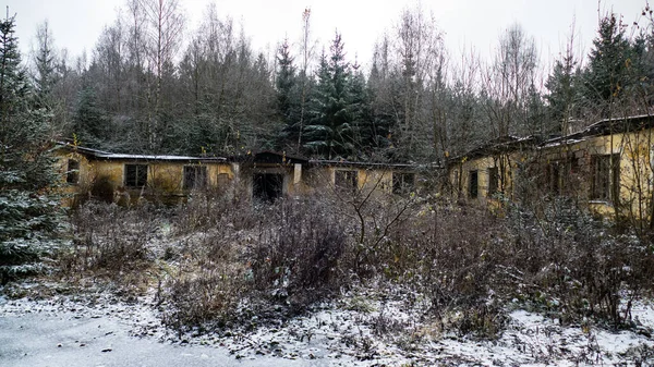 Una Ruina Peligro Una Casa Abandonada Bosque —  Fotos de Stock