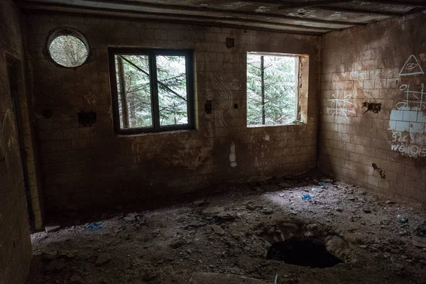 Uma Ruína Perigo Uma Casa Abandonada Floresta — Fotografia de Stock