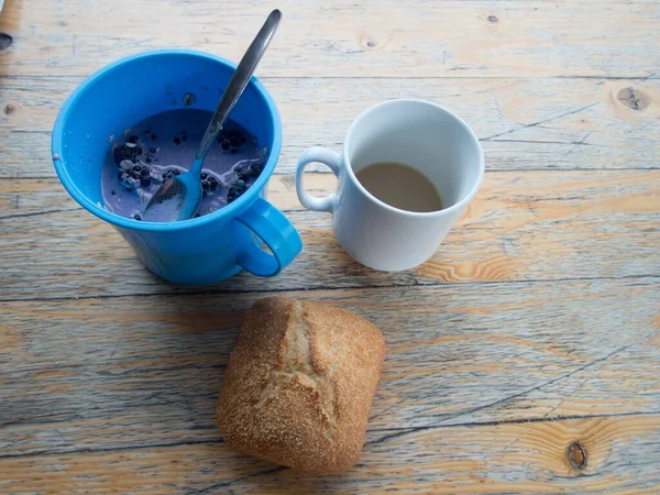 Desayuno Pan Fresco Con Una Taza Café Mesa — Foto de Stock