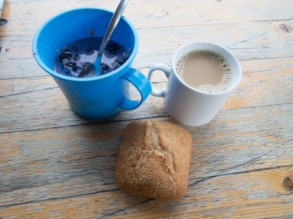 Taze Ekmek Kahvaltısı Masada Bir Fincan Kahve — Stok fotoğraf