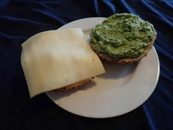 Snack Porce Chleba Čarodějnice Sýr Plátek Zelené Pesto — Stock fotografie