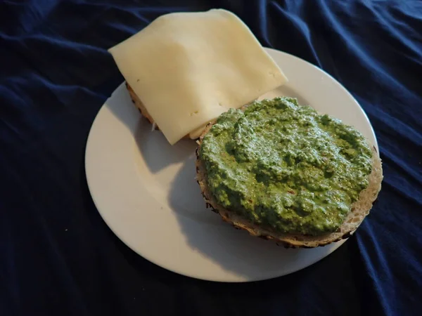 Przekąska Porcja Chleba Wiedźma Ser Plasterek Zielony Pesto — Zdjęcie stockowe