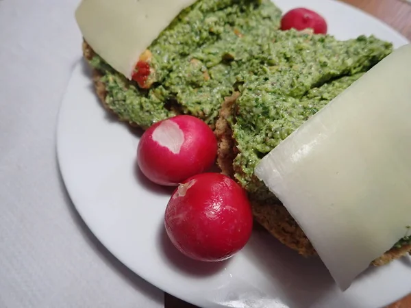 Brood Pesto Sandwich Met Kaas Geserveerd Een Bord Met Radijs — Stockfoto