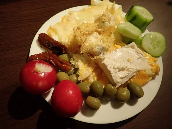 Кето Яичница Сыром Овощами Тарелке — стоковое фото