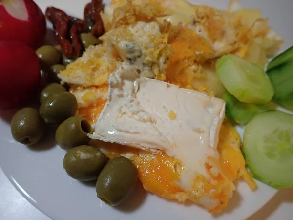 ケトミールはプレートの上にチーズと野菜で卵をスクランブルエッグ — ストック写真