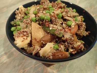 taze ve sağlıklı kinoa ve sebze salatası porsiyonu