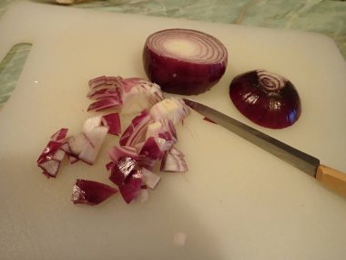 Ev yapımı çorba için sebze doğrayan bir mutfak.