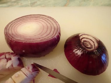 Ev yapımı çorba için sebze doğrayan bir mutfak.