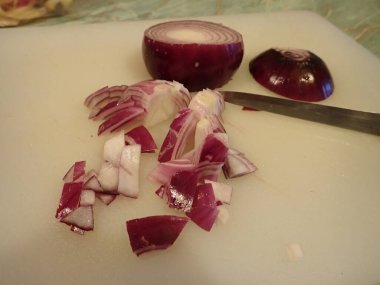 Ev yapımı çorba için sebze doğrayan bir mutfak.