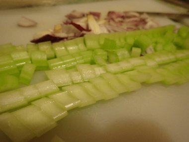 Ev yapımı çorba için sebze doğrayan bir mutfak.