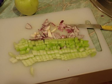 Ev yapımı çorba için sebze doğrayan bir mutfak.