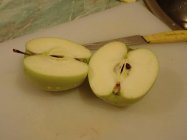 Bıçaklarla ikiye bölünmüş bir elma.