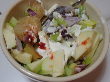 Bir kase taze çiğ sebze salatası.