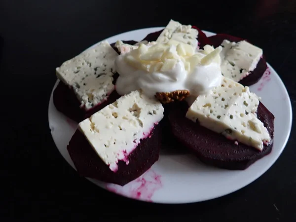 Portion Slices Beetroot Cheese Plate — Stock Photo, Image