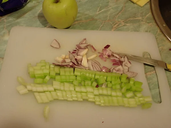 自家製スープ用の野菜を切るキッチン — ストック写真