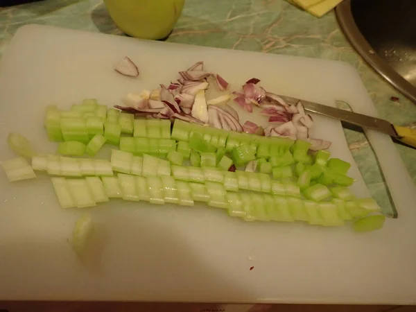 自家製スープ用の野菜を切るキッチン — ストック写真
