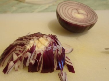 Kırmızı soğan mutfaktaki akut panoda yarıya indi.