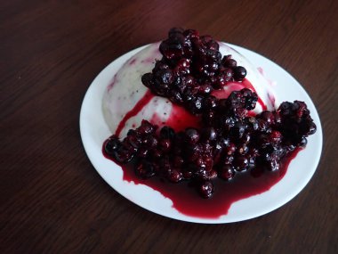 Orman çileği soslu tatlı vanilyalı puding.