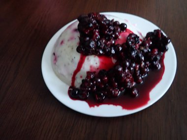 Orman çileği soslu tatlı vanilyalı puding.