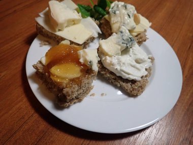 Peynirli ve salatalı taze ekmek. 